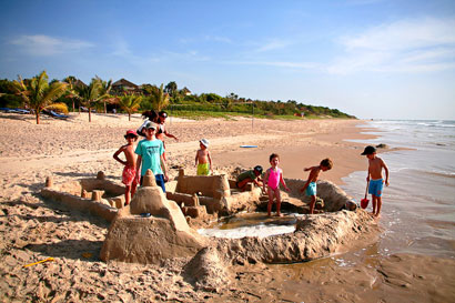 Jeux à la plage en famille